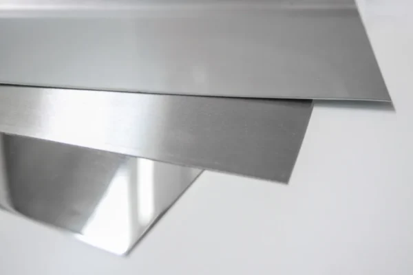 Alumínio vs Aço Inox: Qual o Melhor para Sua Aplicação?