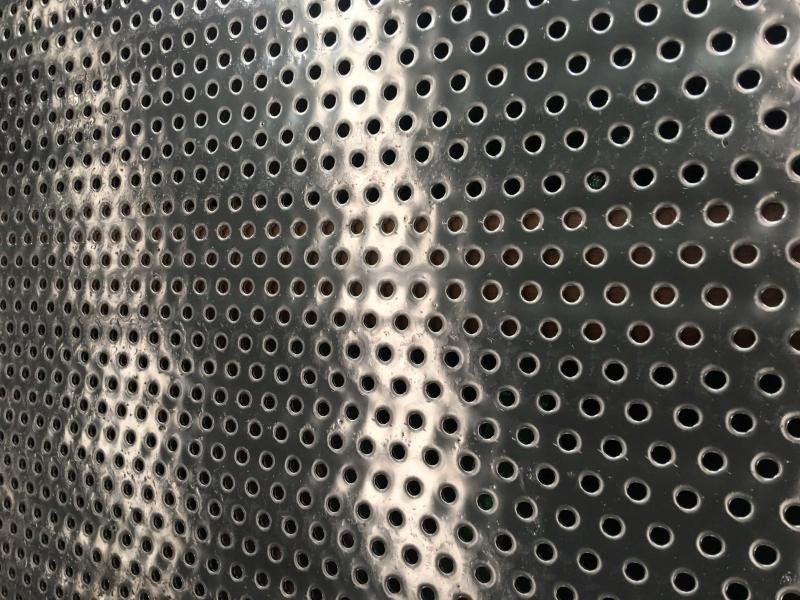 Telas e Chapas Perfuradas: Uma Visão Detalhada de Suas Utilidades. As telas e chapas perfuradas desempenham um papel fundamental